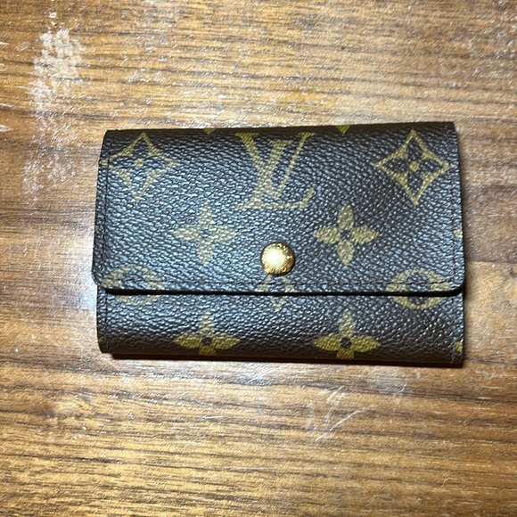 Louis Vuitton 6 Key Holder Monogram
*Authentic* - Picture 1 of 12